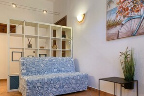 Interior - GuestHost - Ferrara Station Essential Apartment w/parking (Ferrara)