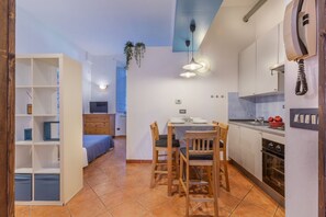 Fridge, oven, stovetop, cookware/dishes/utensils