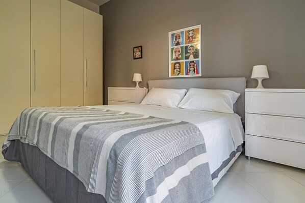 2 bedrooms, iron/ironing board, Internet