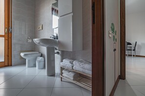 Combined shower/bathtub, hair dryer, bidet - Cagliari Modern Apartment with Private Parking! (Cagliari)