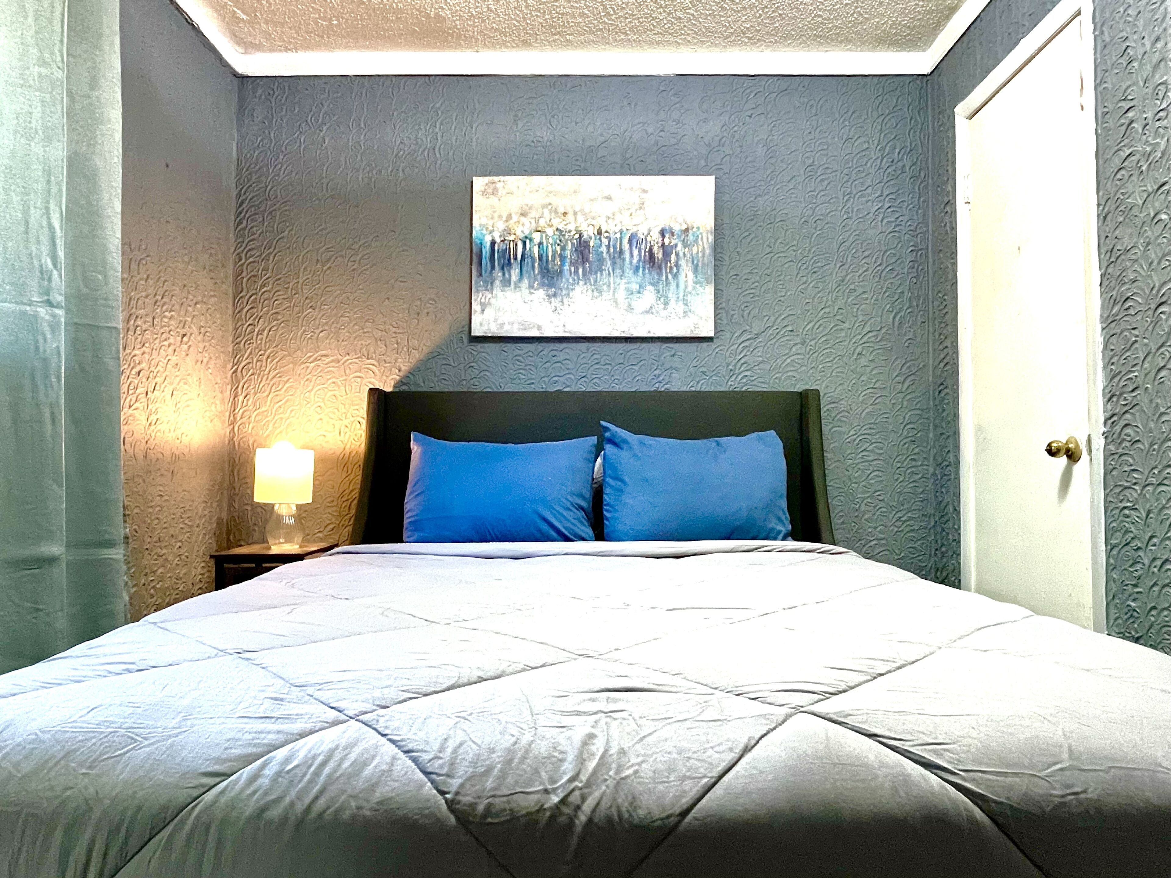 Renovated Apt Short Walk to Beach, Central AC, Fast WiFi