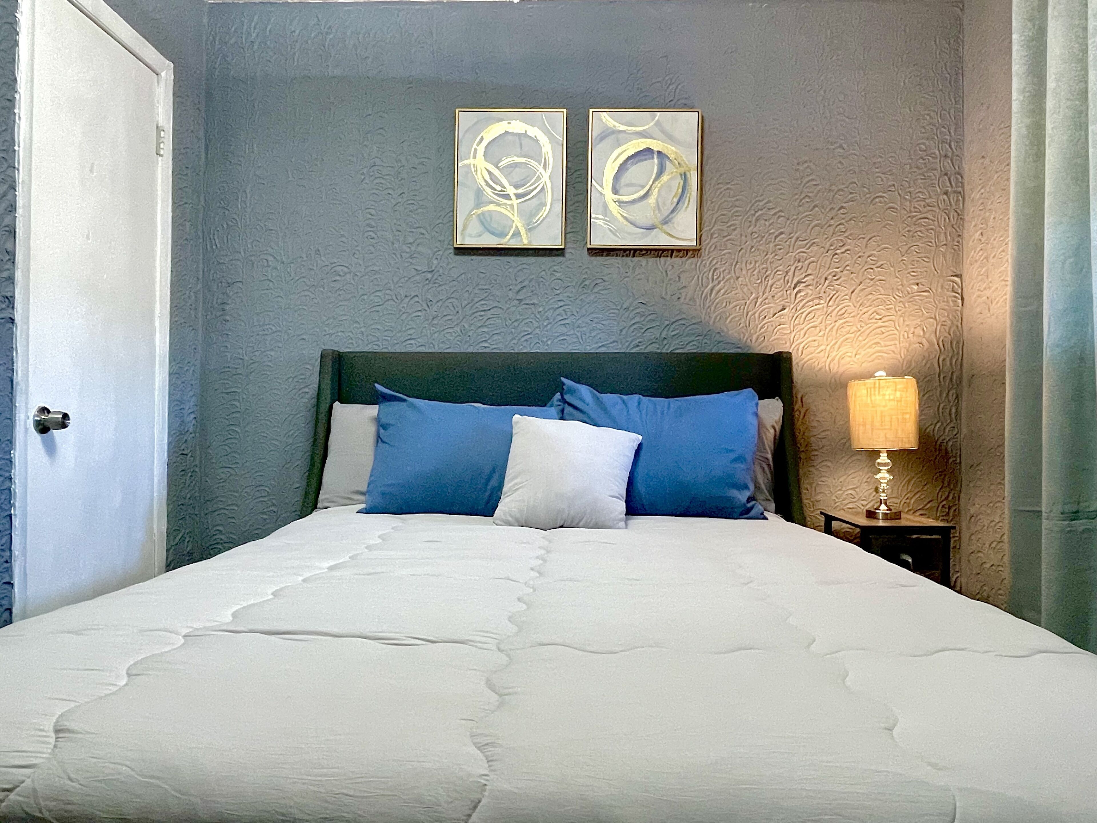 Renovated Apt Short Walk to Beach, Central AC, Fast WiFi