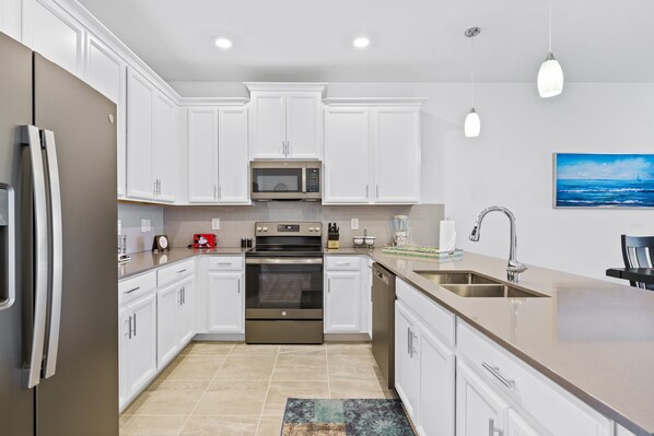 Réfrigérateur, four à micro-ondes, un four, surface de cuisson