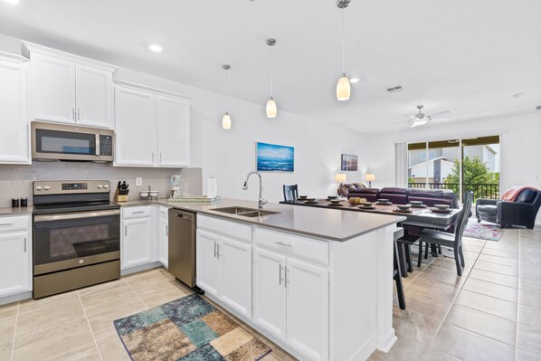 Refrigerador, microondas, horno y parrilla de estufa 