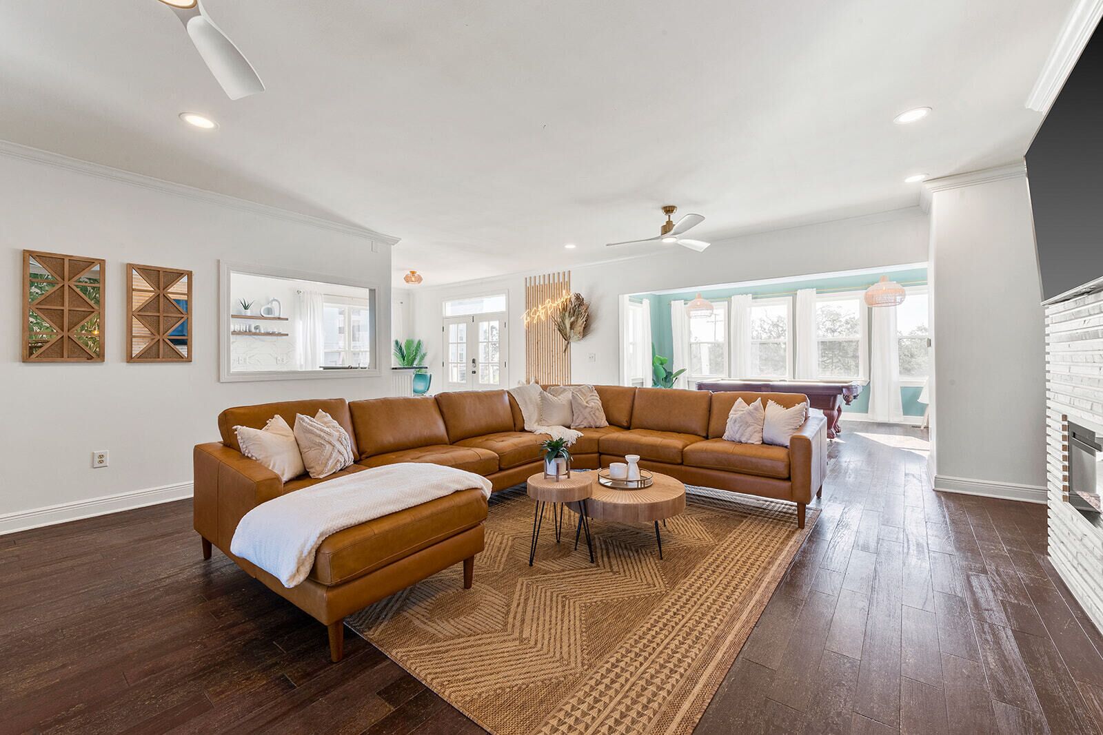 Smart TV, lareira, mesa de pingue-pongue