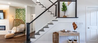 The Salty Bungalow - Pool, Pet Friendly, Walking distance  to Beach!