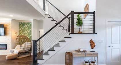 The Salty Bungalow - Pool, Pet Friendly, Walking distance to Beach!
