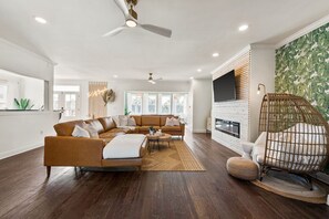 Älytelevisio, takka, pöytätennispöytä