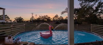 The Salty Bungalow - Pool, Pet Friendly, Walking distance to Beach!