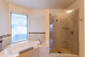 Combined shower/bathtub, hair dryer, towels, shampoo - Rockridge Place | West Sedona Retreat w/ Fire Pit, BBQ & Prime Location (Sedona)