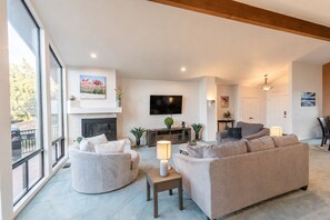 Una Smart TV, una chimenea