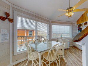 Dining - Close to Beach, Shared Pool, Golf Cart Access (Port Aransas)