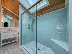 Combined shower/bathtub, towels