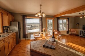 Standardværelse | Privat køkken | Køleskab/fryser i fuld størrelse, ovn, kogeplade, opvaskemaskine