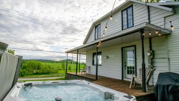 Tina de hidromasaje al aire libre