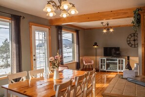 Dining room - Les Chalets Tourisma - La Campagnarde (Saint-Leonard-de-Portneuf)