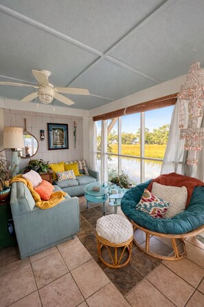 Smart TV, fireplace, books - Creekside Paradise • Sunsets, Pool, Spa, Dock, Kayaks (Tybee Island)