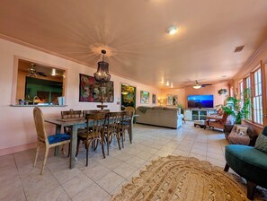 Smart TV, fireplace, books - Creekside Paradise - pool, kayaks, bikes, hot tub, dock (Tybee Island)