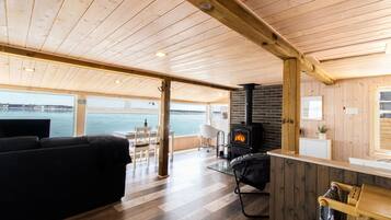 Elite-Chalet | Wohnbereich | 32-Zoll-Flachbildfernseher mit Digitalempfang, Fernseher, Kamin