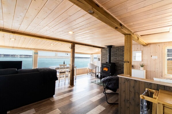 Elite-Chalet | Wohnbereich | 32-Zoll-Flachbildfernseher mit Digitalempfang, Fernseher, Kamin