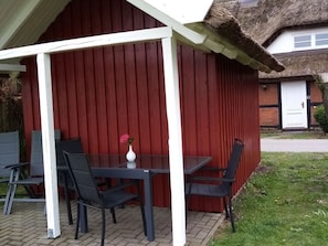 Outdoor dining - Vacation apartment "Nostalgische Auszeit" - Holiday apartment "Nostalgische Auszeit" - Peace and quiet (Garz/Rügen)