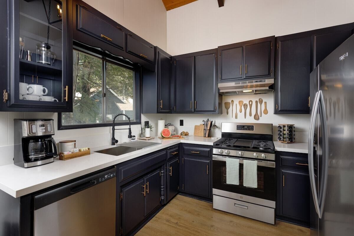 825 Lake View Lane · Pet Friendly Treetop Cabin w/Deck & Forest Views