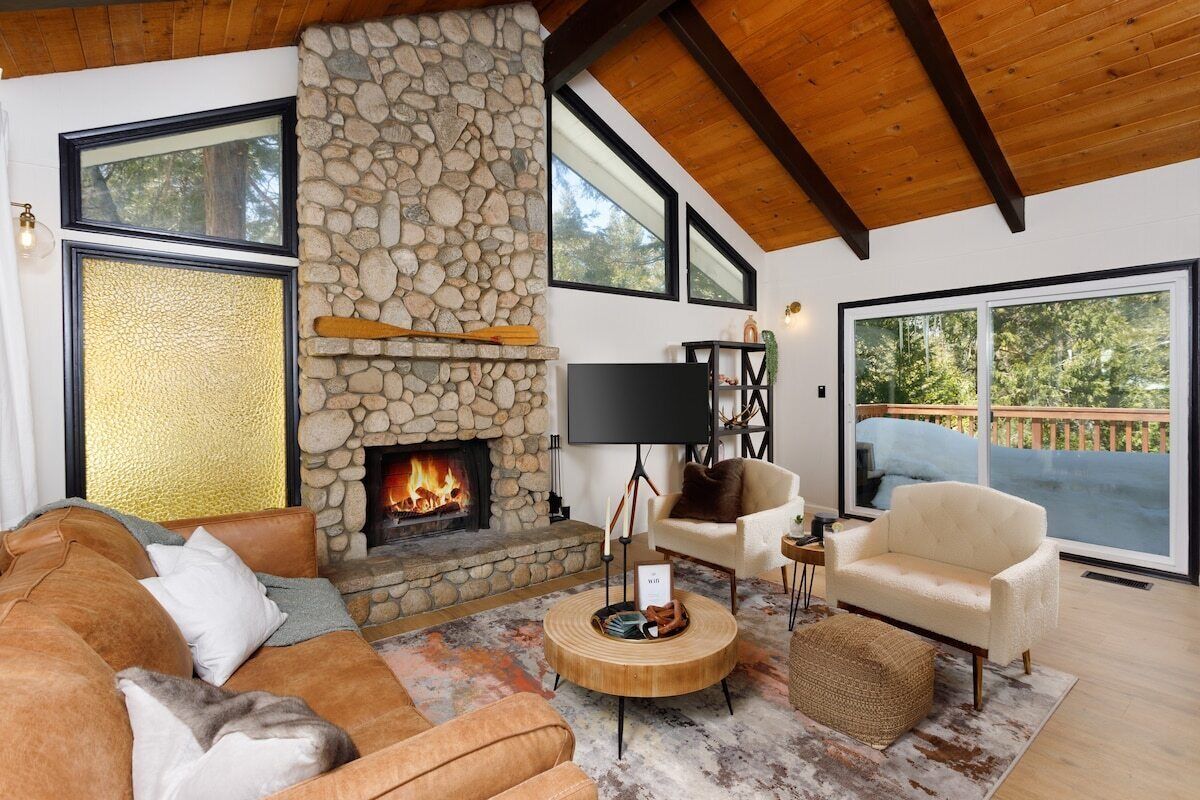 825 Lake View Lane · Pet Friendly Treetop Cabin w/Deck & Forest Views