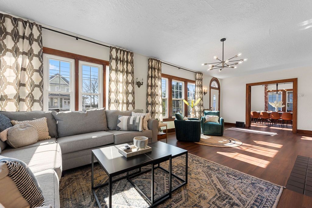 Newly Updated Designer 5 Bd/2 Ba home in the heart of Michigan City - Sleeps 12