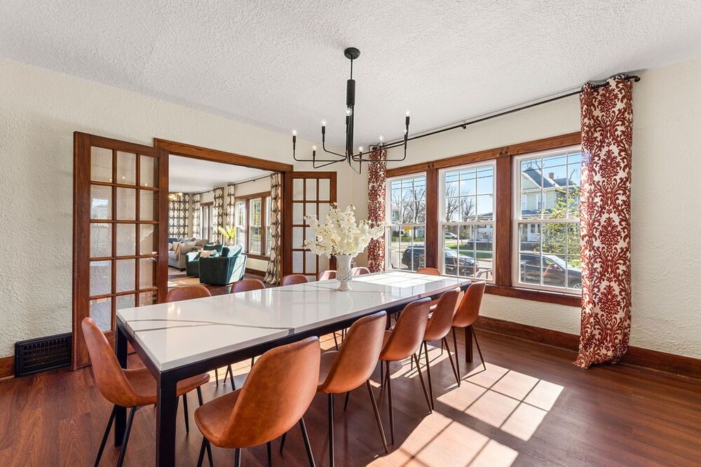 Newly Updated Designer 5 Bd/2 Ba home in the heart of Michigan City - Sleeps 12