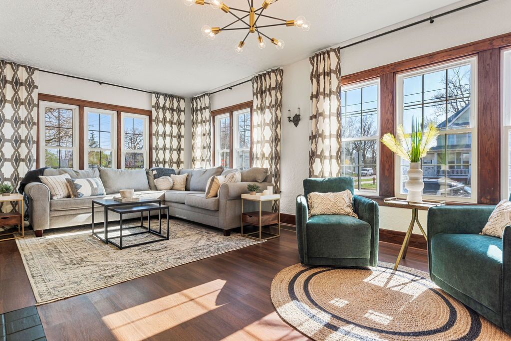 Newly Updated Designer 5 Bd/2 Ba home in the heart of Michigan City - Sleeps 12