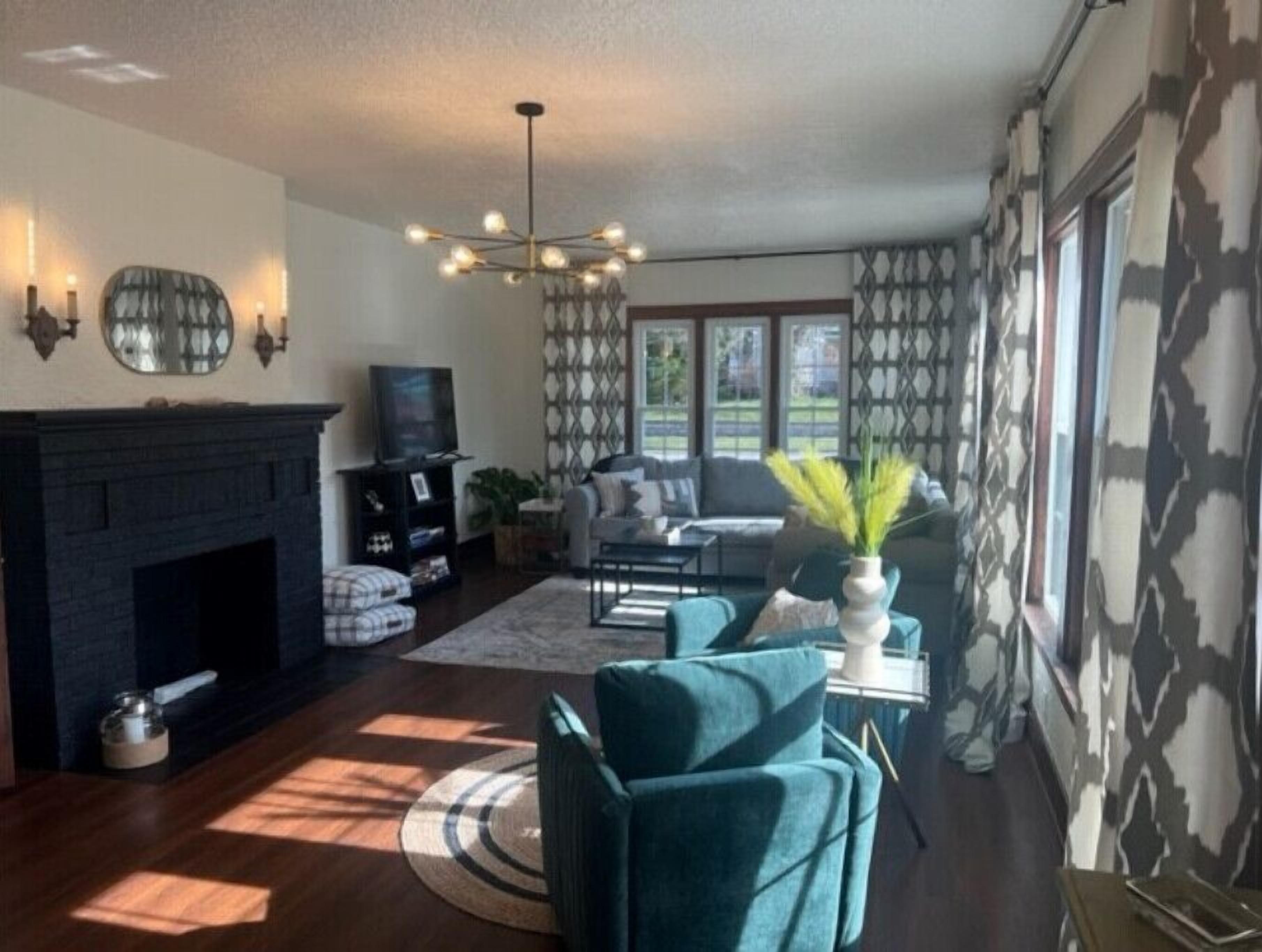 Newly Updated Designer 5 Bd/2 Ba home in the heart of Michigan City - Sleeps 12