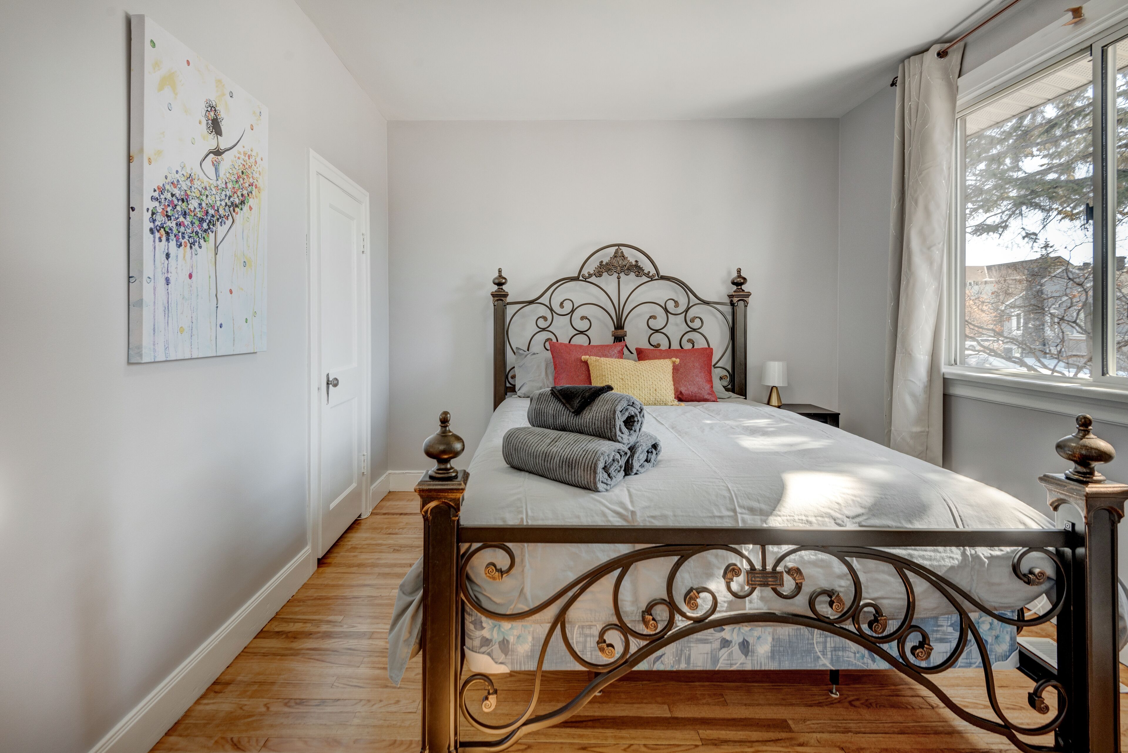 Stylish Calgary Home w/ free Parking & wifi