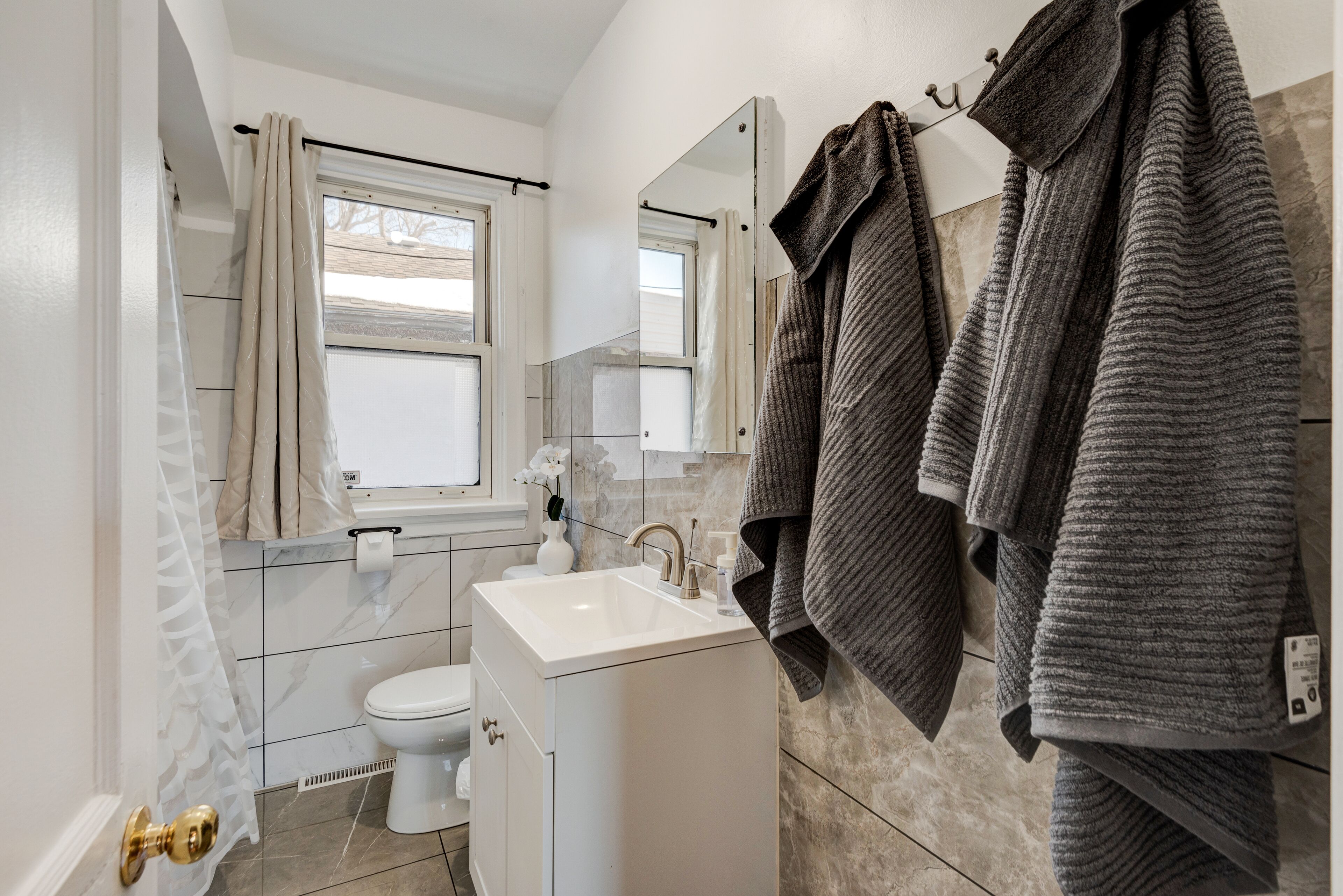 Stylish Calgary Home w/ free Parking & wifi