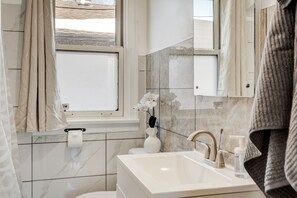 Séchoir à cheveux, serviettes fournies, savon, shampooing