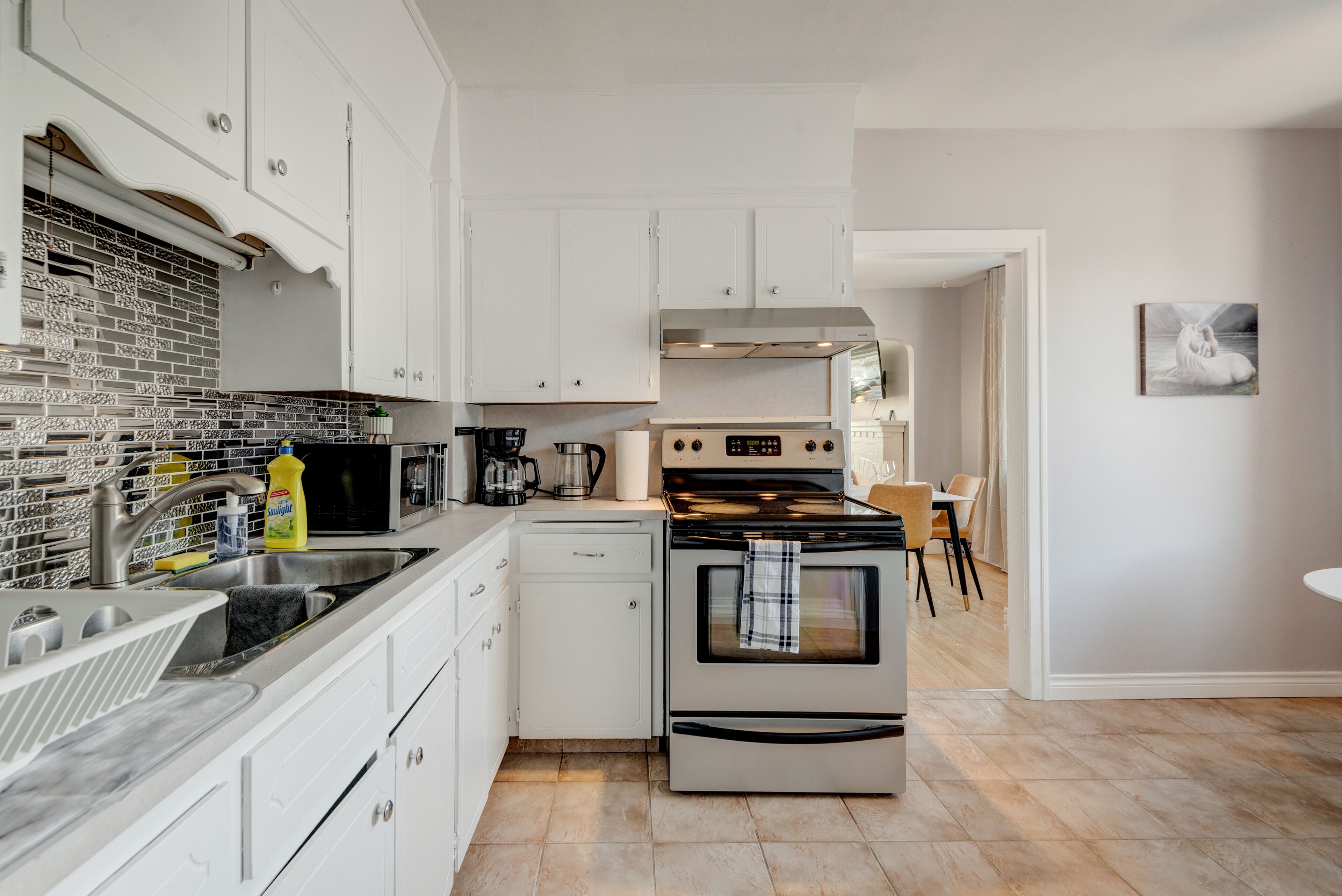 Stylish Calgary Home w/ free Parking & wifi