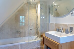 Een douche, gratis toiletartikelen, een haardroger, handdoeken