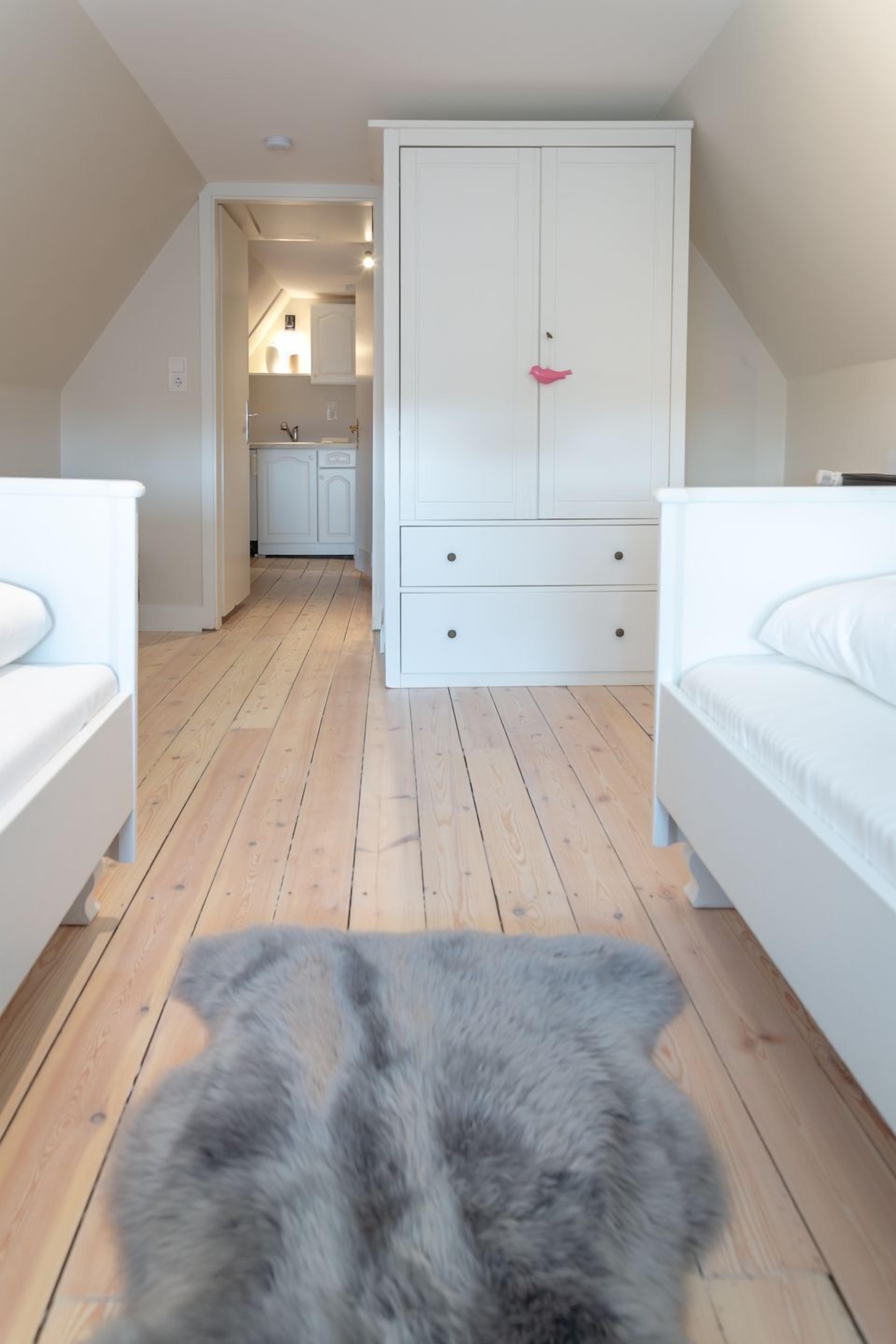 8 bedrooms, desk, WiFi, bed sheets