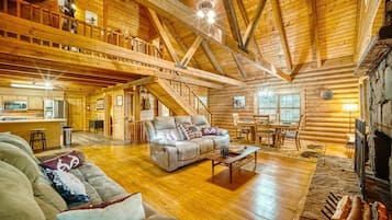 TV connectée, cheminée, table de tennis de table, livres