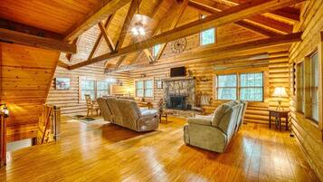 TV connectée, cheminée, table de tennis de table, livres