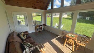 Een televisie, een open haard en boeken