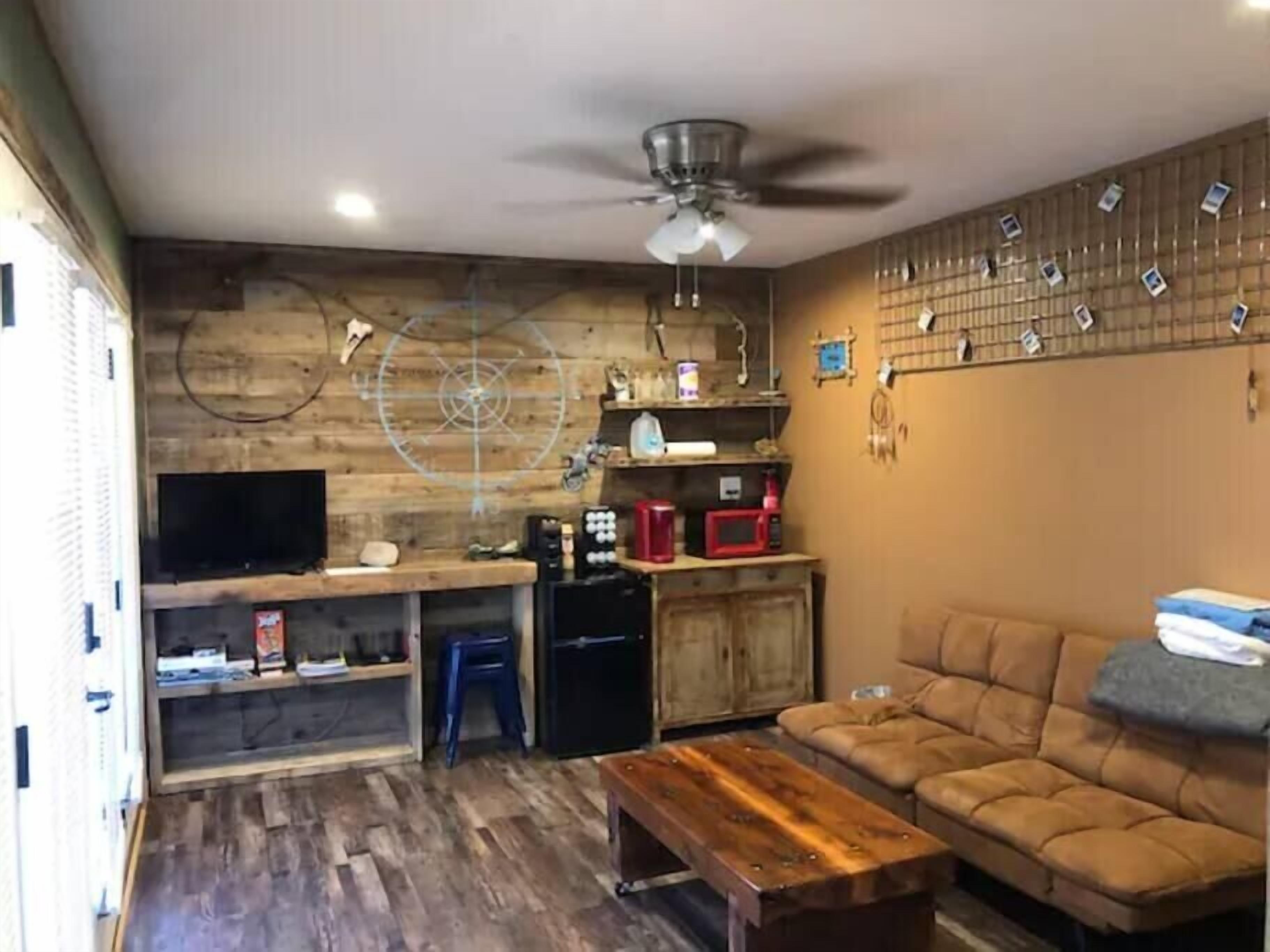 Explorer's Hideout - Handcrafted Cabin for 4ppl