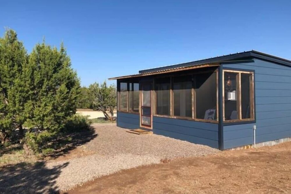 Explorer's Hideout - Handcrafted Cabin for 4ppl