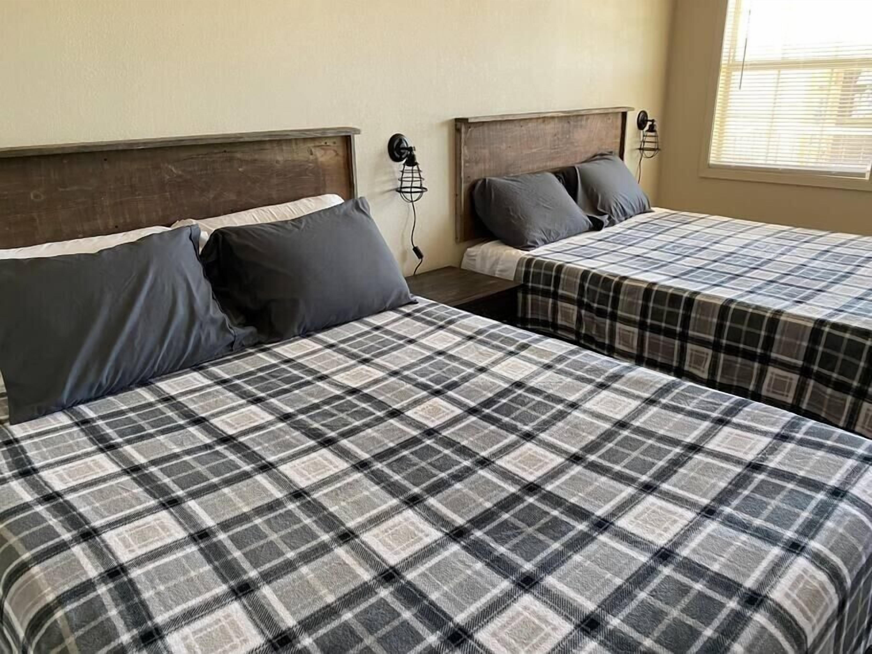 *Private 'Cabin In the Woods' - Sleeps 4 w/ PORCH