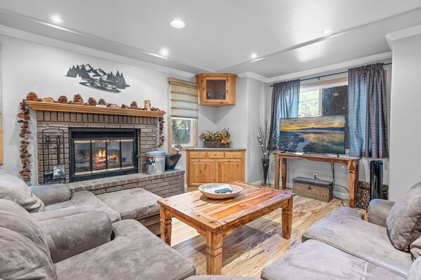 Een smart-tv en een open haard