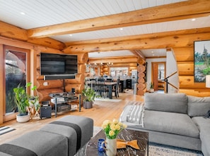 L’intérieur d’une cabane en rondins comprend un salon, un coin repas et une cuisine.
