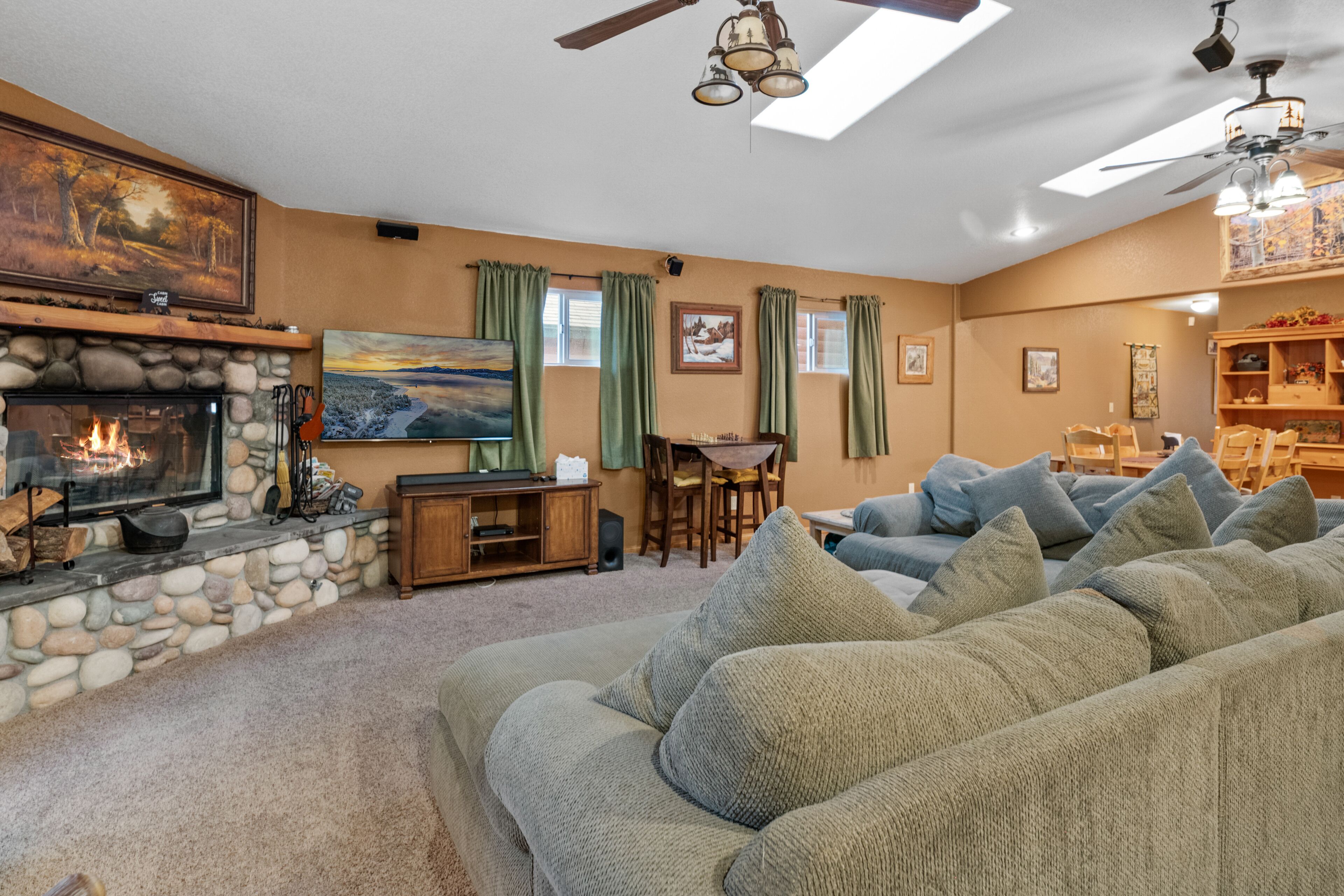 The Mauna Home - GORGEOUS MOUNTAIN RETREAT WITH FOOSBALL AND POOL TABLE!