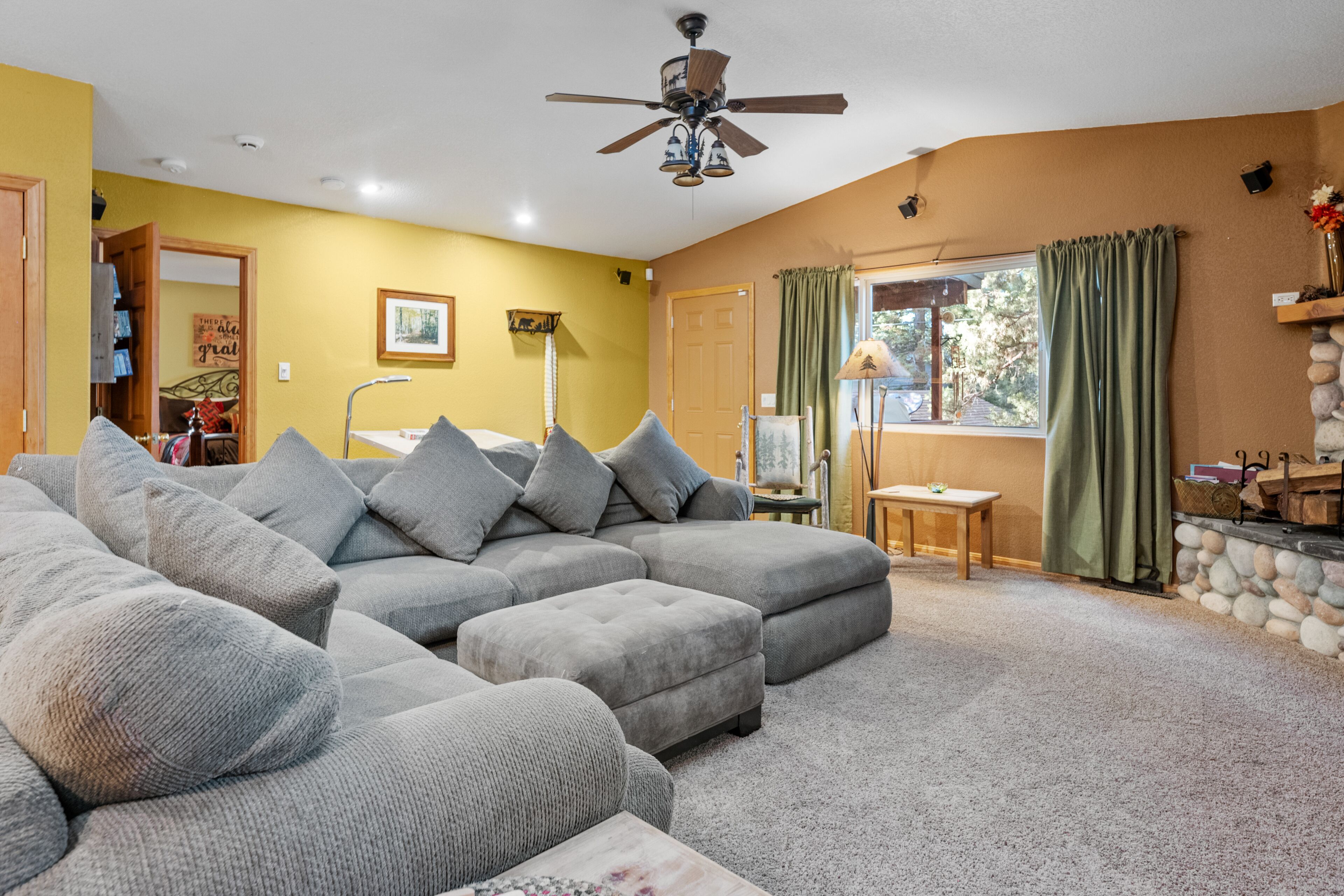 The Mauna Home - GORGEOUS MOUNTAIN RETREAT WITH FOOSBALL AND POOL TABLE!