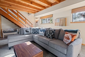 Smart TV, fireplace - TreeHouse on Rainbow - Views, Fireplace, Deck, Barbecue (Big Bear City)