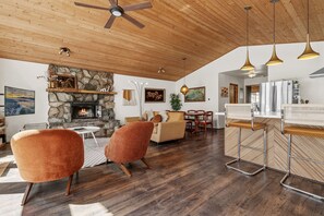 TV, fireplace - Nightcap Lodge - Hot Tub, Fireplace, Deck, Barbecue (Fawnskin)