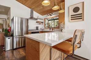 Fridge, microwave, oven, stovetop - Nightcap Lodge - Hot Tub, Fireplace, Deck, Barbecue (Fawnskin)